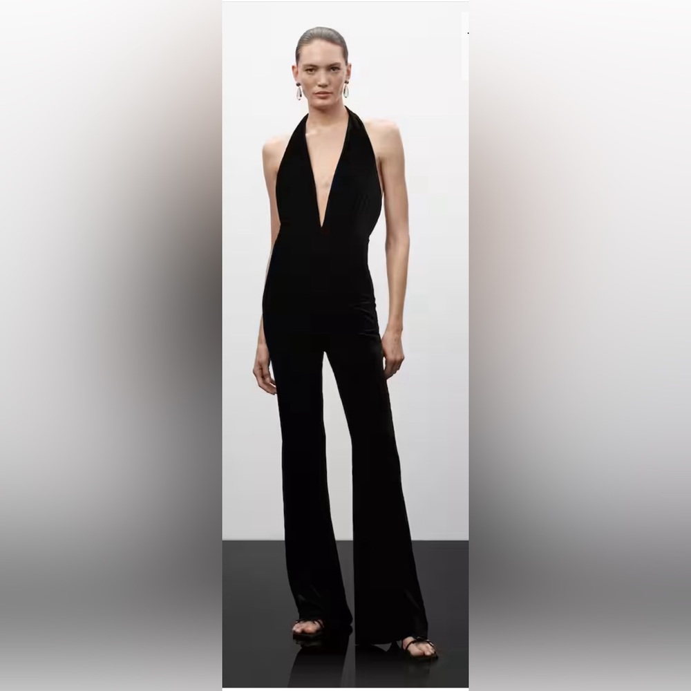 JEN CEBALLOS X MANGO
Halter-neck velvet jumpsuit. Size L. BRAND NEW